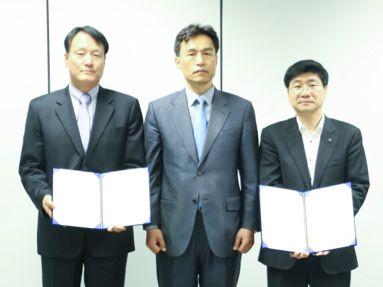 철강협회는 지난달 27일 산업통상자원부 무역위원회로부터 불공정무역행위 신고센터로 지정받았다고 1일 밝혔다. 수여식에 참석한 이병우 철강협회 전무(맨 왼쪽) 등 참석자들이 기념촬영을 하고 있다. 한국철강협회 제공